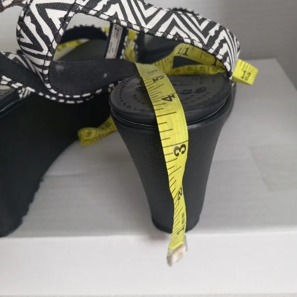 Crocs Black and White Patterned Wedge Platform Sandals Anckle Strap Sz 10w - Picture 11 of 12
